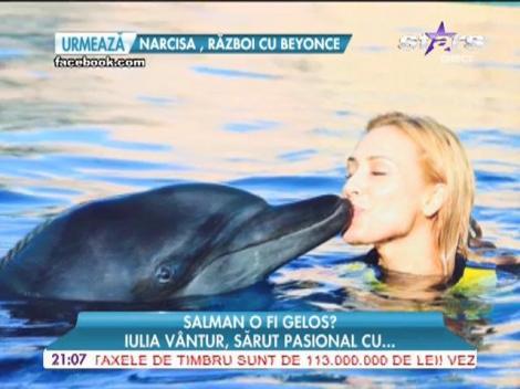Iulia Vântur, sărut pasional cu un delfin