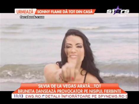 Silvia de la Vegas dansează provocator pe nisipul fierbinte