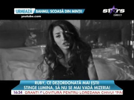 Ruby se fotografiază în toate poziţiile posibile