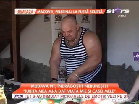 Mudava Pit, îndrăgostit nebuneşte: "Iubita mea mi-a dat viaţă mie şi casei mele!"