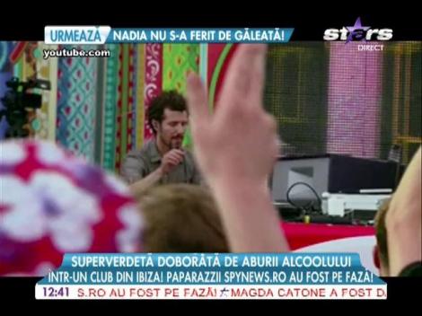 Paris Hilton, euforică, într-un club din Ibiza! Nu se mai putea ridica în picioare!