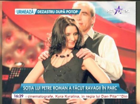 Soții Roman, cu copilul în parc