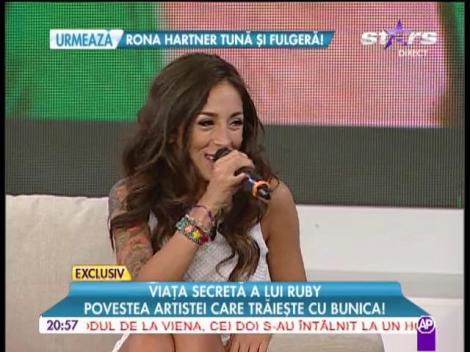 Ruby, povestea artistei care trăiește cu bunica!