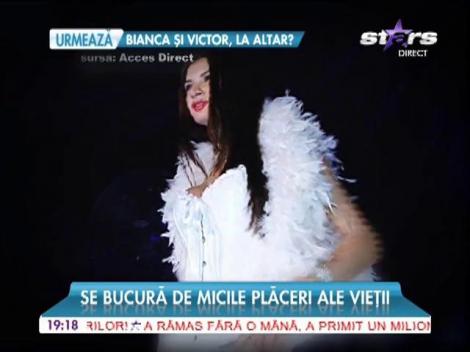 Ramona Gabor, cu jucăria la vedere!