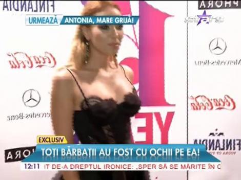 Iulia Vântur, apariţie senzaţională! Toţi bărbaţii au fost cu ochii pe ea