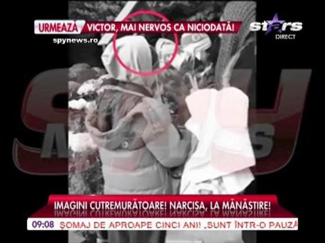 Narcisa, &icirc;n genunchi la mănăstire! Războinica lui Guţă s-a rugat la morm&acirc;ntul lui Arsenie Boca