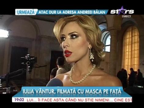 Iulia V&acirc;ntur, filmată cu masca pe faţă! Ce ritual de frumuseţe are