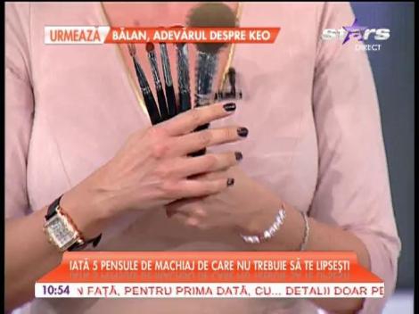 Iată 5 pensule de machiaj de care nu trebuie să te lipseşti