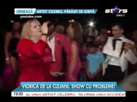 Viorica de la Clejani, show cu probleme! I s-a rupt rochia în timp ce se afla pe scenă