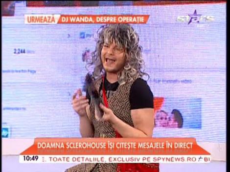 Doamna Sclerohouse &icirc;şi citeşte mesajele &icirc;n direct!
