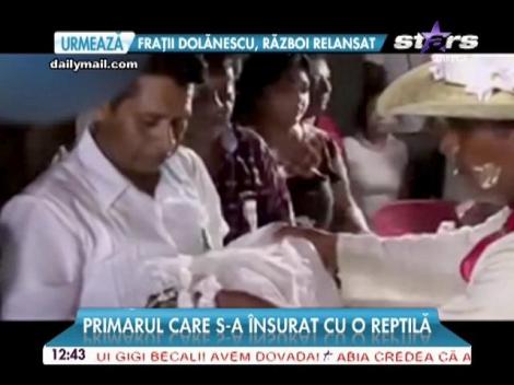 El e primarul care s-a &icirc;nsurat cu un...aligator! Imagini demenţiale cu..."mireasa" lui