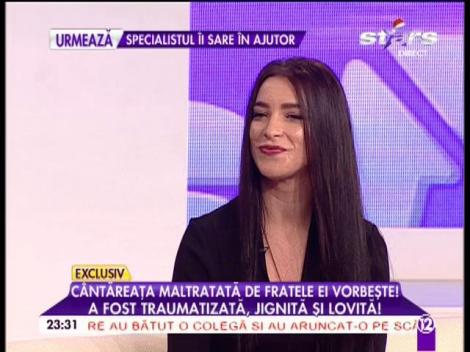O cântăreaţă celebră, maltratată de fratele mai mare! Bruneta a făcut mărturisiri şocante din viaţa de dincolo de camerele de filmat