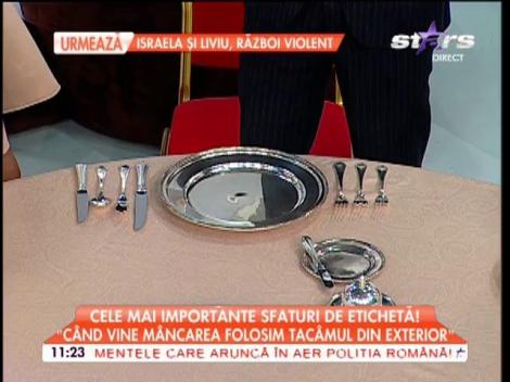Pe cât de complicat, pe atât de amuzant! Doamne, ce ţi-e şi cu eticheta asta! Raluca Dumitru a luat lecţii de bune maniere în direct.  Tu ai avea răbdare să pregăteşti masa aşa?