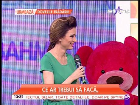 Adriana Bahmuţeanu, implicată &icirc;ntr-un accident de maşină &icirc;nainte de emisiune! Prima imagine cu prezentatoarea TV după incident