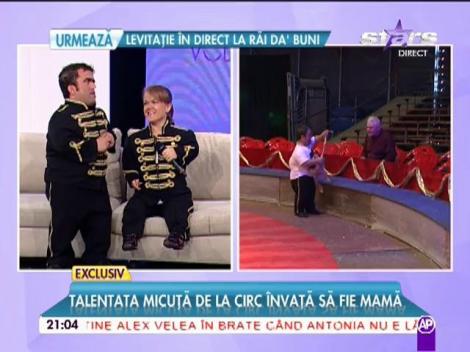 Mămica pitică, provocare &icirc;n direct! A &icirc;nvăţat cum să schimbe scutece pentru viitorul ei copil