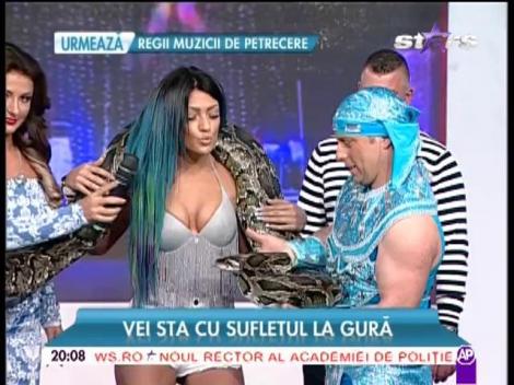 Imagini senzaţionale! Larisa Bercea s-a lăsat "luată &icirc;n braţe" de un piton imens şi toată lumea a &icirc;ngheţat de frică!