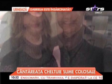 Imagini FABULOASE! Cum arată casa celei mai răsfăţate cântăreţe. Adele are piscină şi grajduri pentru animale