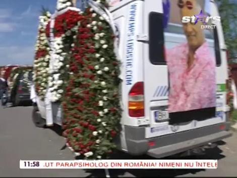 VIDEO / Primele imagini de la înmormântarea lui Fane Spoitoru! Este condus pe ultimul drum de peste 1.000 de persoane şi i-au fost aduse zeci de coroane