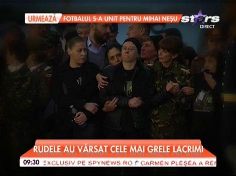 S-au întors din ultima misiune! Sicriele militarilor români căzuţi în Afganistan au ajuns în ţară