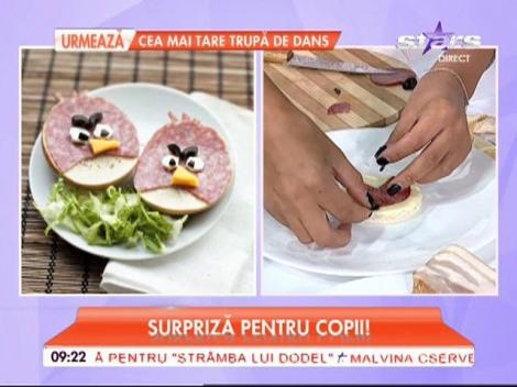 Metoda de a-ţi face copiii să mănânce tot pachetul la şcoală! Cum să faci senviş cu o pasăre din Angry Birds