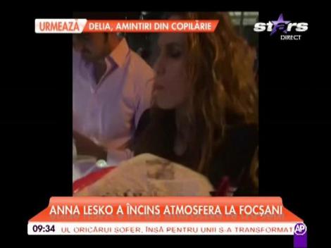 Anna Lesko a încins atmosfera cu ultima sa apariție! Vedeta chiar a aprins imaginația bărbaților cu formele sale sexy! (VIDEO)