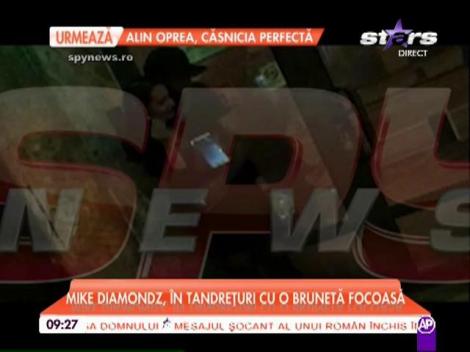 Un artist celebru, surprins în tandrețuri cu o brunetă, imediat după divorț! Au ieșit din club și și-au făcut de cap!