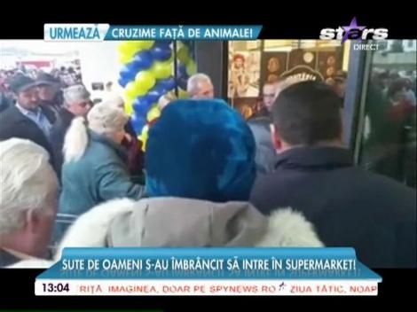 Îmbulzeală pentru maşini de tocat, la inaugurarea unui supermarket din Prahova