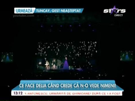 Ce face Delia când crede că n-o vede nimeni!