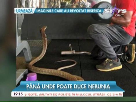 Un bărbat s-a căsătorit cu un șarpe și are acum o căsnicie fericită! De ce a recurs omul la un asemenea gest? (VIDEO)