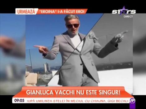 El &icirc;i face concurenţă lui Gianluca Vacchi. Este puţin grizonat şi arată demenţial