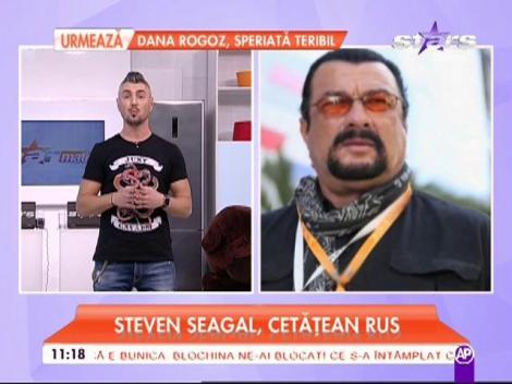 Steven Seagal a primit pașaport de Rusia chiar din mâna lui Vladimir Putin