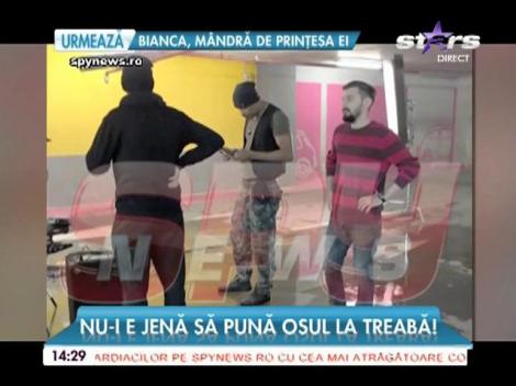 Un cântăreț copleșit de probleme s-a refugiat în muncă