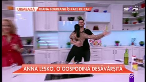Doamne, ce sexy și apetisant! Anna Lesko, o gospodină extrem de fierbinte! Vedeta gătește și aprinde fantezii tuturor! (VIDEO)