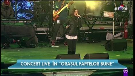 Nicole Cherry cântă live în Piața Universității