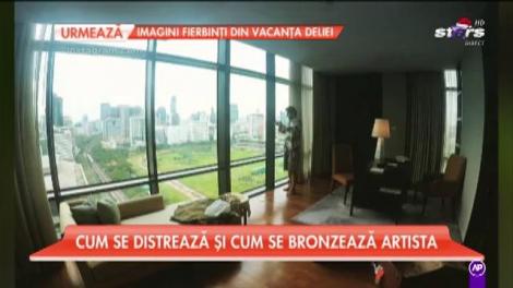 Noi îngheţăm, iar ea e pe plajă! Imagini fierbinți din vacanța Deliei