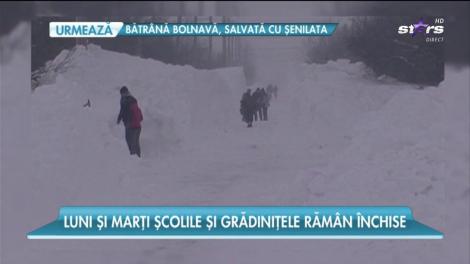 Viscolul prelungește vacanța de iarnă. Luni și marți școlile și grădinițele rămân închise