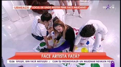 Imagini incendiare! &Icirc;n fustă, Natalia Mateuţ a jucat Twister, iar un dansator a ajuns cu m&acirc;na &icirc;ntre picioarele sale