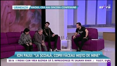 Cel mai înalt magician din România! Are peste doi metri, poartă mărimea 50 la picior și merge în turnee cu o familie de pitici