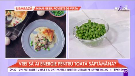 Chef Raluca Dumitru gătește tocăniță de pui sub capac de foietaj