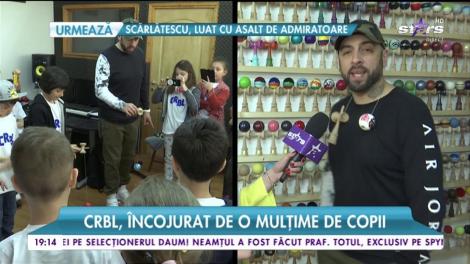 CRBL, înconjurat de o mulțime de copii! Artistul le-a împărtășit una dintre pasiunile sale!