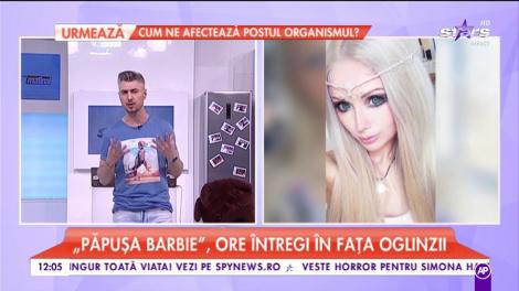 Valeria Lukyanova, cunoscută drept păpusa barbie, ore întregi în fața oglinzii