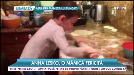 Fiul Annei Lesko, ajutor de nădejde în bucătărie