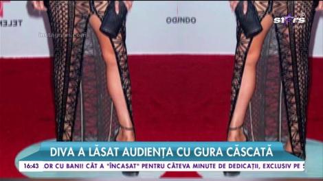 Jennifer Lopez, aproape dezbrăcată pe covorul roşu! Diva a lăsat audienţa cu gura căscată