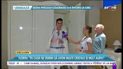 Tânărul român și preotul de 78 de ani se mută în casa din România. Cuplul își caută mobilă pentru apartamentul conjugal