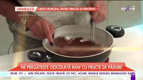 Andreea Raicu a pregătit desertul ei preferat: ciocolată raw cu fructe de pădure