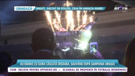 Imagini unice cu "pogor&acirc;rea" șampaniei "dinozaur"! Procesiunea de la servirea băuturii de 45.000 de euro a lăsat lumea cu gura căscată!
