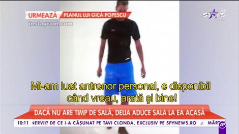 Nu merge la sală, dar face sport acasă! Delia urmează sfaturile online ale unui antrenor personal