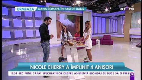 A păţit-o în direct! Nicole Cherry a apărut într-o cămaşă decoltată, ce i-a jucat feste!