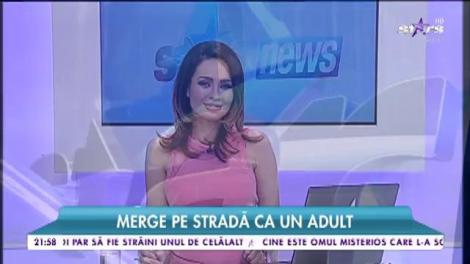 IMAGINI ADORABILE! Un cățeluş se plimbă în două lăbuţe, asemenea unui turist. Cu "ghiozdănelul-ursuleț" în spate, bate străzile orașului