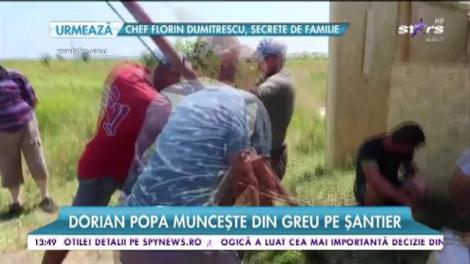 Feteloooooor, îl ajutăm? Char dacă e vară și vacanță, Dorian Popa munceşte din greu pe şantier! Cântăreţul îşi construieşte o vilă